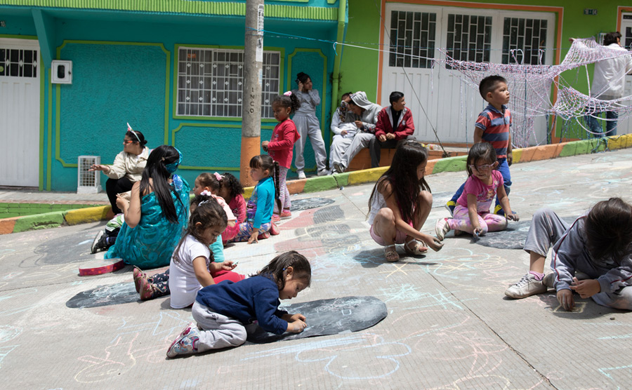 Bogota - Children drawing on streets with chalk - Crezco con mi barrio project - Photo by Nathalie Guio