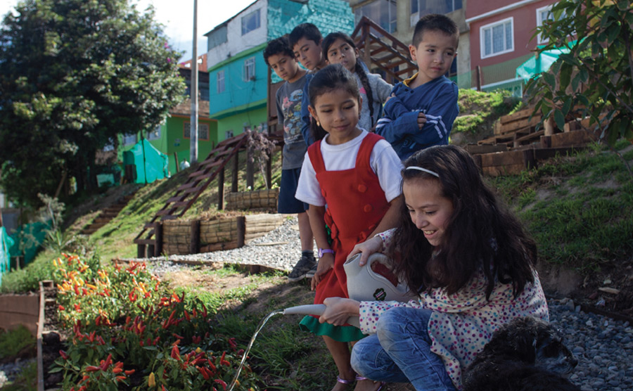 Bogota - Children gardening - Crezco con mi barrio project - Photo by Nathalie Guio